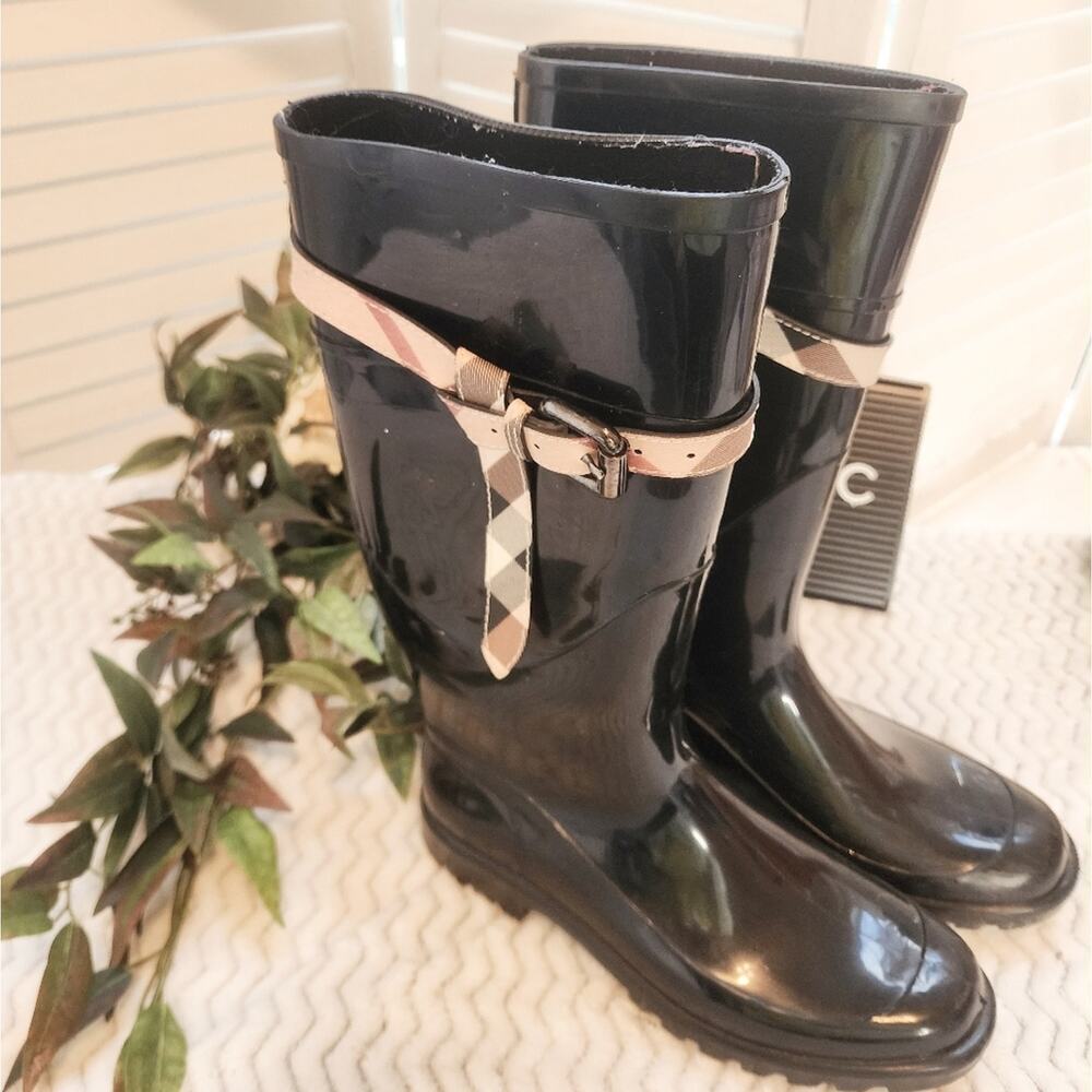BURBERRY RUBBER NOVA CHECK ROSCOT BELTED RAIN BOOT SIZE 40 (US 9.5)